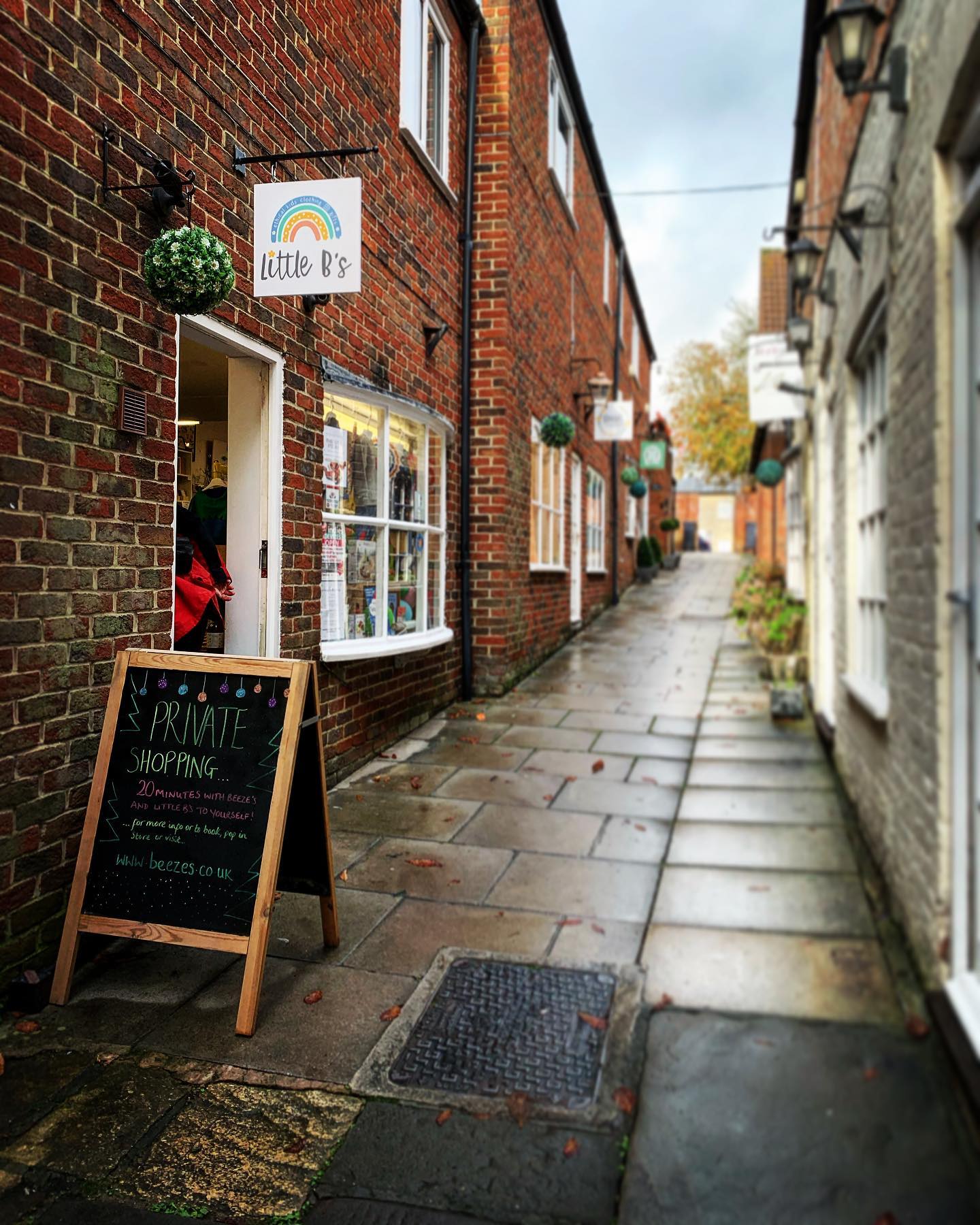 We made a delivery of products to @beezes.devizes today. If you haven’t visited before, it’s a treasure trove of handcrafted loveliness, situated down a beautiful little alleyway off the Marketplace in Devizes. So many fabulous products from lots of local artists and makers. ....#supportsmallbusinesses #shophandmade #shopsmall #craft #maker #artisan #giftideas #allunderoneroof #devizes #historicmarkettown