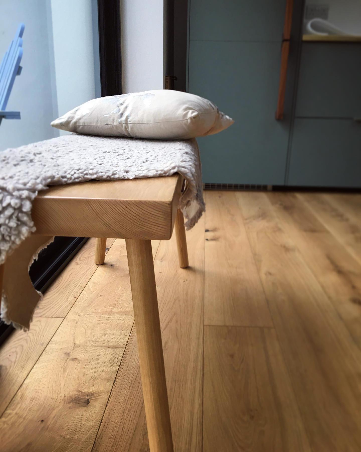Another lovely commission to work on! It looks so fabulous in this beautiful kitchen! ....#handcrafted #homedecor #interiors #dreamkitchen #bench #oak #comfy #relax #home #frome #bespoke #gingerandtweed