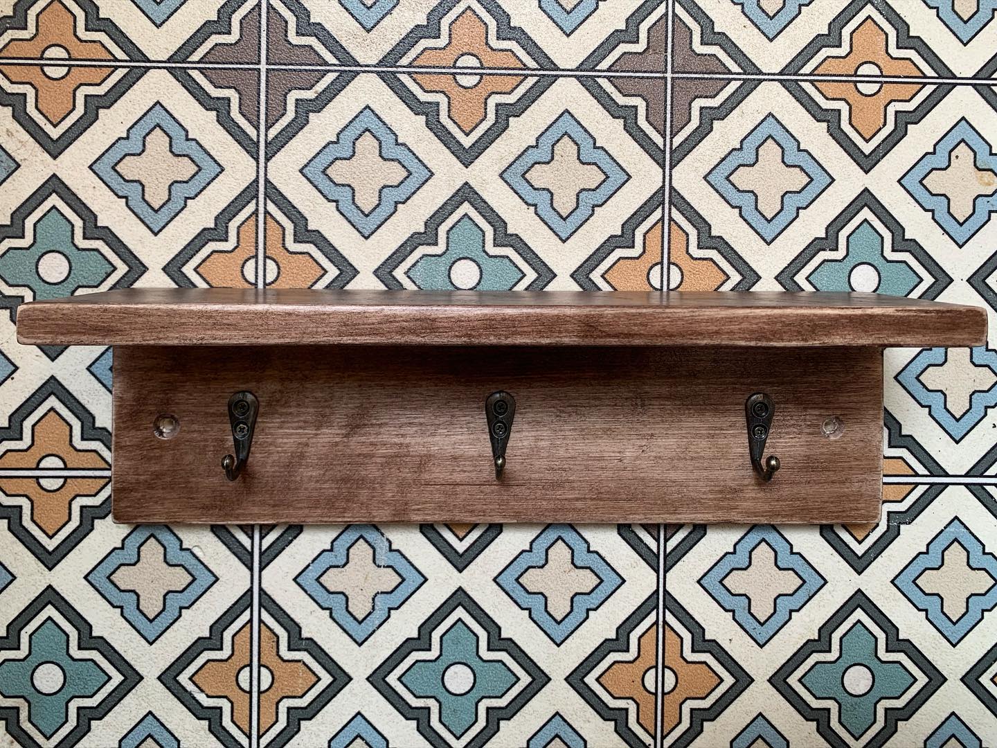 We have made some more of these little shelf hooks! And have 1 remaining, £12 including shipping. If Anyone would like it, let us know. We are also working on some oak, peg hook versions without a shelf which we hope will be available at upcoming markets. Next date booked is the @thecraftandflea on the 25th of this month at Paintworks in Bristol 🥳 PRODUCT INFO-W30cm x H9cm x Shelf Depth 8cm Made from white wood and finished with a walnut varnish and slightly aged effect, this triple hook shelf tidy is ideal for a hallway or small space. Great for essentials such as mask, keys and shopping bag, or perfect for jewellery and small accessories.Hooks are h3cm x 2.5cm (internally h0.8x1.5cm)Fix to the wall using the 2 countersunk screw holes (Screws and wall plugs not included, please use suitable fixings to safely install)