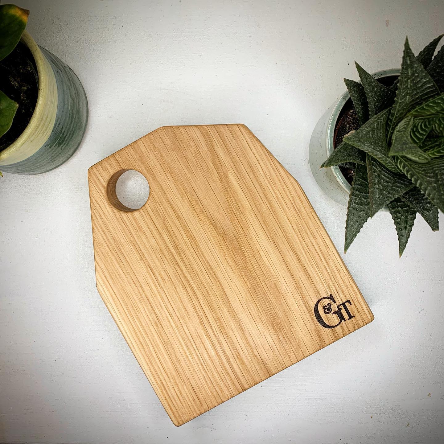 We were overwhelmed by the incredible reaction to our quirky oak boards, so we’ve decided to post a few for sale before our next market. Each photo is numbered and marked with approximate measurements. ️️️ If you’d like one, please comment below with SOLD and the number and we’ll get in touch ?£8.50 each with free UK only postage..#lovetocook #handcrafted #homedecor #beunique #oak #oneofakind #ginger #tweed #kitchen #giftideas #gandt #smallbusiness