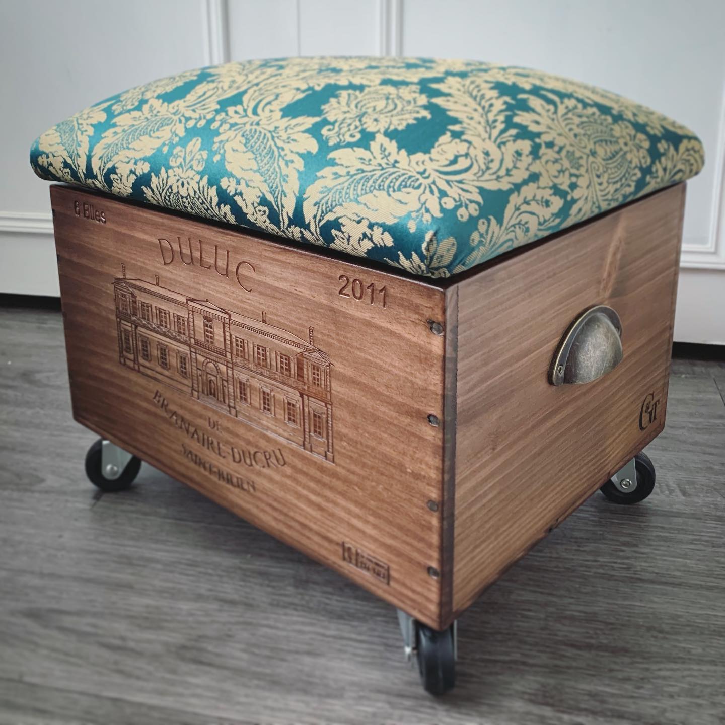 This little cutie is all ready to go to it’s new home!So glad we managed to get more of this gorgeous Damask fabric ?* also available in a navy#customised #ottoman #handcrafted #homedecor #unique #storagesolutions #gingerandtweed #beautifulfabric