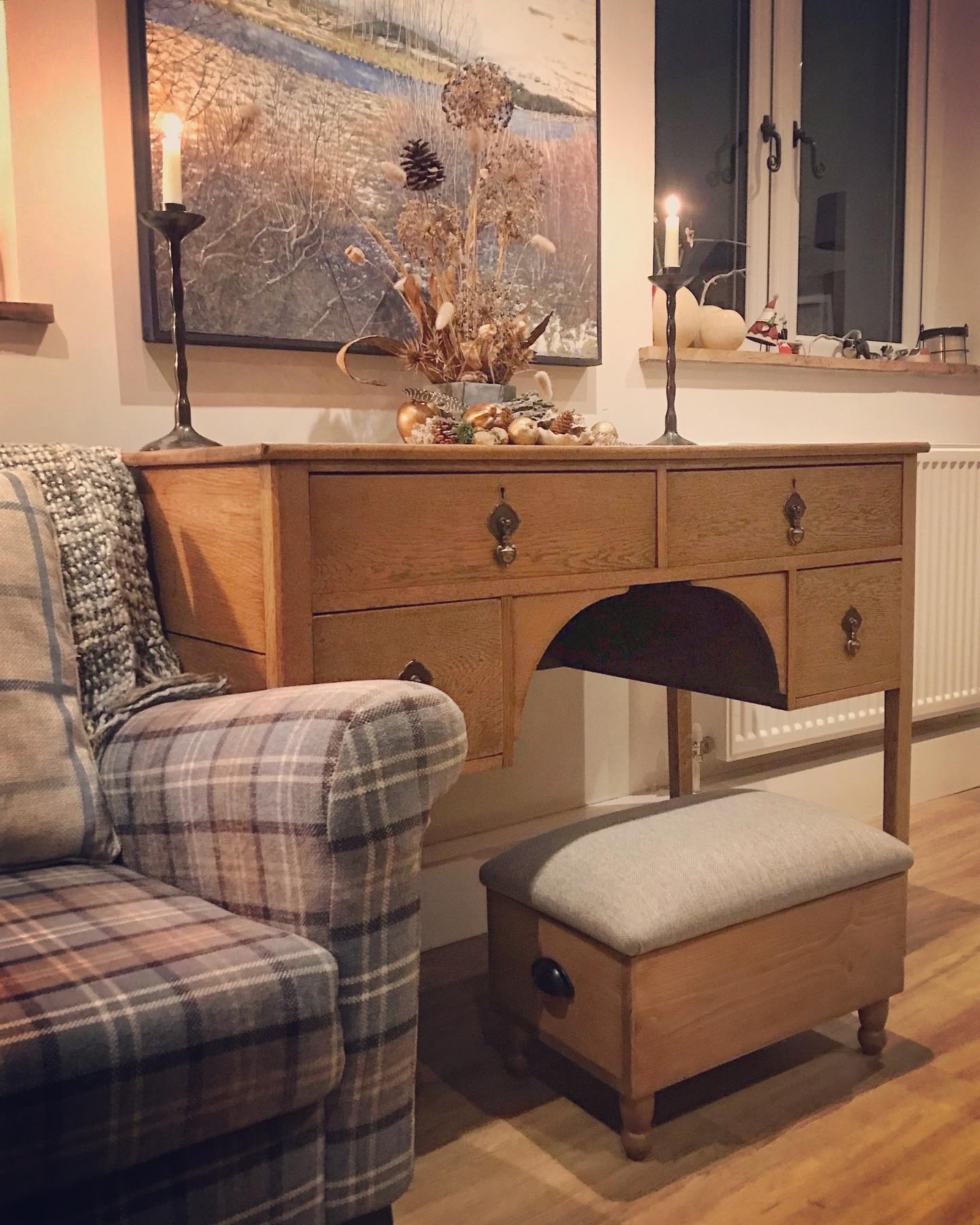 Another lovely spot for one of our bespoke ottomans! After working with the customer to choose a fabric to match the chair, and using the sideboard colour to base the finish on, we’re so pleased to see that it blends in so well with the existing decor! #madetoorder #bespokefurniture #interiordesign #inspo #home #gingerandtweed #craft #oak #tartan #herringbone