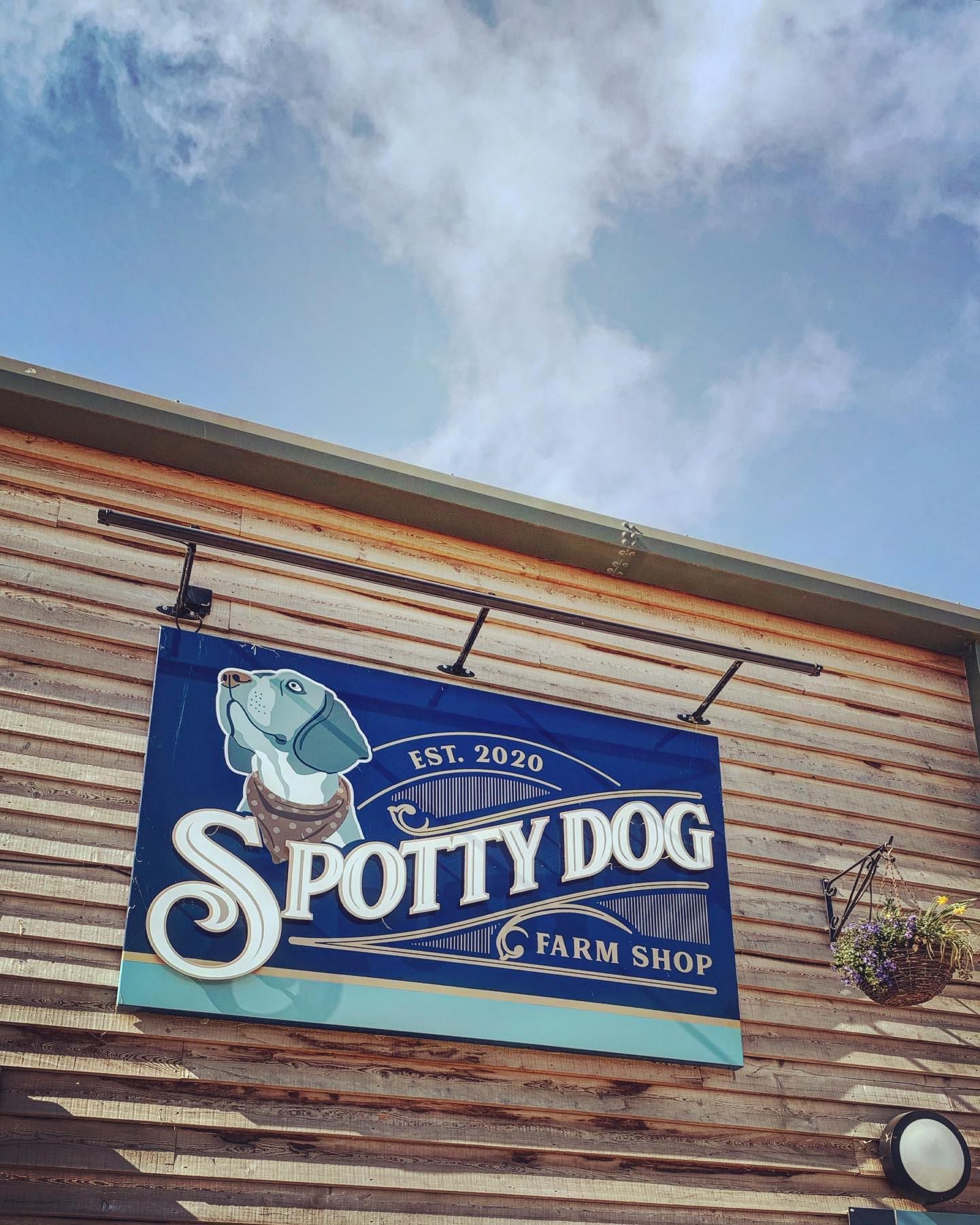 Lovely visit to @spottydogfarmshop today!So nice to see @jessgreyleather @cindy.patterson29 and @flippitystitch who are selling their wares in the fab chalets outside today 🛖