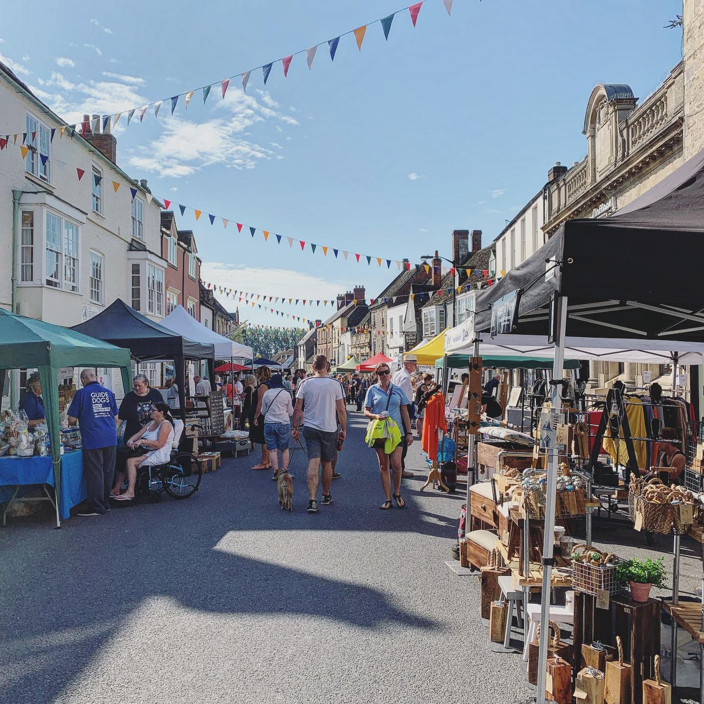 We are really excited to be back in Malmesbury on Sunday for the Petticoat Lane market as part of the @malmesburycarnival It’s a fab place to spend a few hours with lots of stalls, local cafes and pubs, music and hopefully sunshine🤞