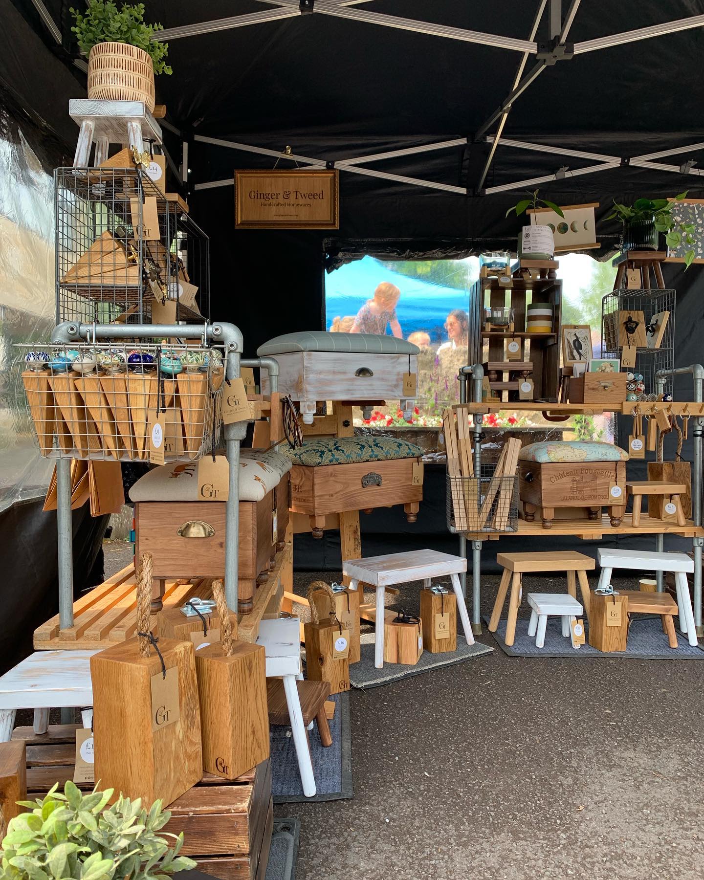 At the Frome Weekly Market today until 3pm! The sun is shining and there are lots of stalls to browseClothing, homewares, food, antiques, jewellery and a fab coffee truck@fromeweeklymarket